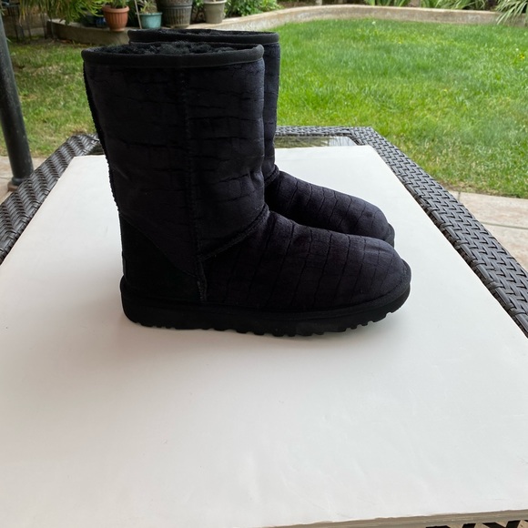 NWOB UGG CLASSIC SHORT BOOTS - Picture 2 of 10